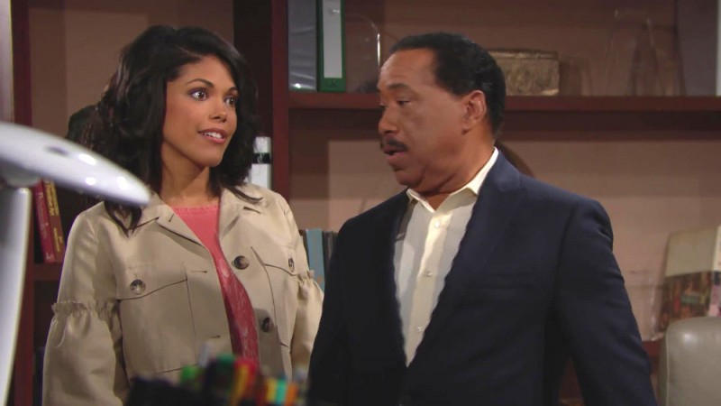 Julius (Obba Babatundé) n'en revient pas d'avoir une fille si têtue ! Top Models, épisode 7865 (24 octobre 2018, RTS)