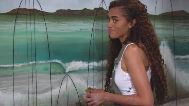 Zoe (Kiara Barnes) semble avoir des choses à cacher… Amour, Gloire et Beauté/Top Models, épisode 7877 (9 juillet 2018, CBS)