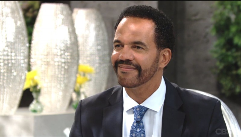 Neil (Kristoff St. John) est ravi de ce qu'il entend. Les Feux de l'Amour, épisode 5797 (5 mai 2021, RTBF)