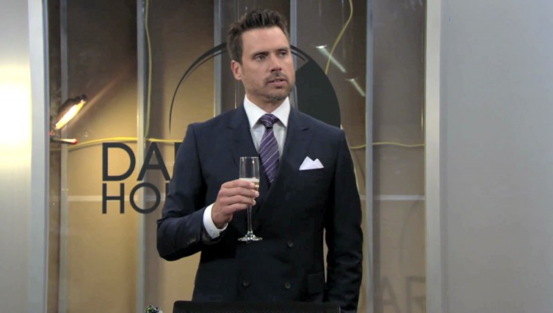 Nick (Joshua Morrow) présente "Dark Horse"... Les Feux de l'Amour, épisode 8214 (1 juin 2021, TF1)