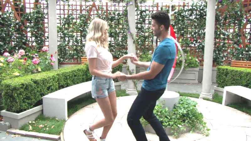 Abby (Melissa Ordway) et Arturo (Jason Canela) se rapprochent. Les Feux de l'Amour, épisode 5812 (26 mai 2021, RTBF)