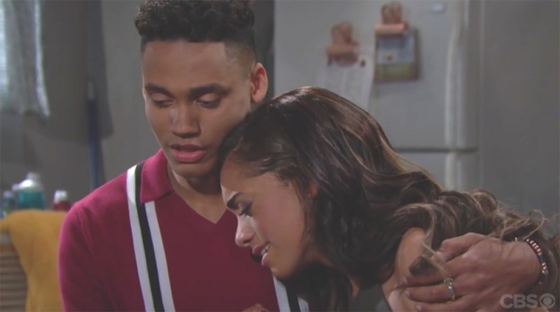 Xander (Adain Bradley) soutient Zoe (Kiara Barnes) dans un  moment difficile. Top Models, épisode 7899 (11 décembre 2018, RTS)