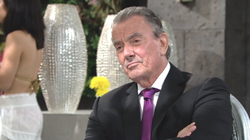 Victor (Eric Braeden) fait part de son opinion à Devon. Les Feux de l'Amour, épisode 8244 (24 juin 2021, RTS)