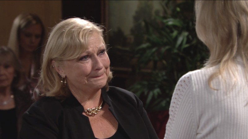 Traci (Beth Maitland) aimerait pouvoir retenir sa sœur… Les Feux de l'Amour, épisode 8286 (10 septembre 2021, TF1)