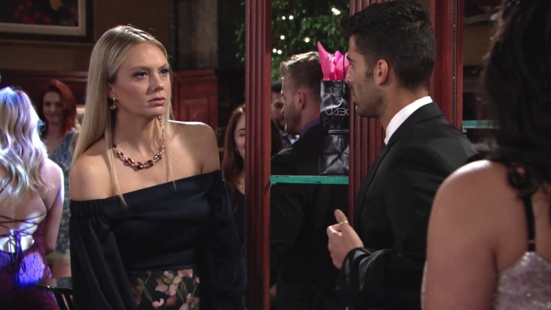 Abby (Melissa Ordway) n'est pas ravie de ce qu'elle vient d'entendre. Les Feux de l'Amour, épisode 5889 (16 septembre 2021, RTBF)