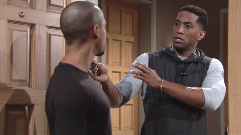 Nate (Brooks Darnell) ne comprend pas le comportement de Devon. Les Feux de l'Amour, épisode 5891 (20 septembre 2021, RTBF)