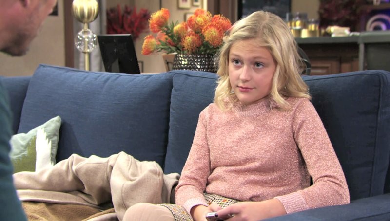Faith (Alyvia Alyn Lind) ne se fait pas beaucoup d'illusions sur l'avenir du couple de Nick et Phyllis. Les Feux de l'Amour, épisode 11566 (23 novembre 2018, CBS)