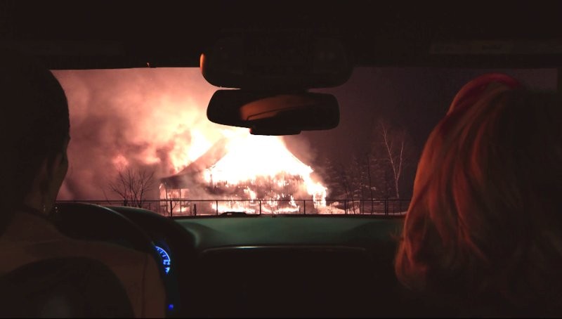Nikki (Melody Thomas Scott) découvre avec horreur l'incendie du ranch. Les Feux de l'Amour, épisode 8311 (27 septembre 2021, RTS)