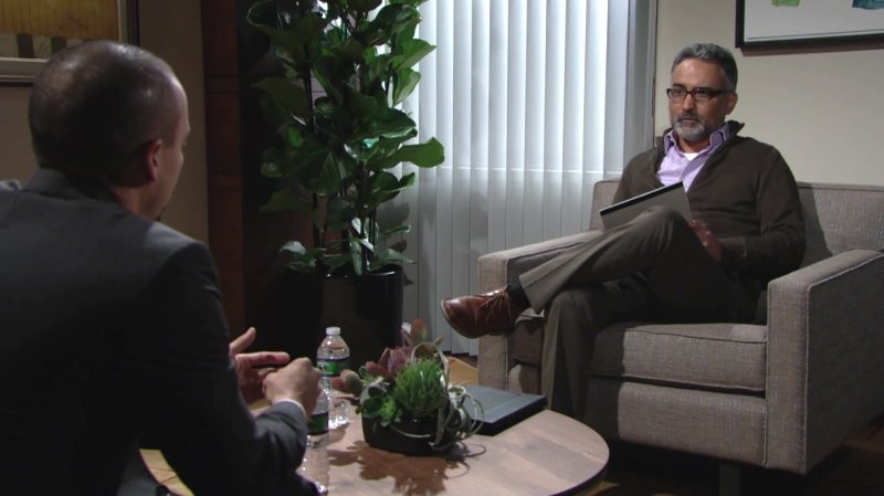 Dr. Charles (Jos Viramontes) écoute attentivement ce que Devon lui confie. Les Feux de l'Amour, épisode 5901 (4 octobre 2021, RTBF)