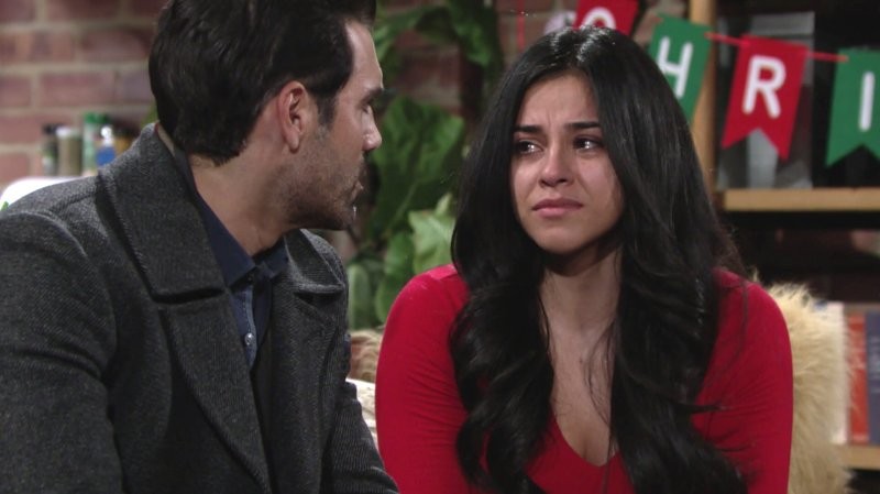 Mia (Noemi Gonzalez) se confie sur sa vie depuis son arrivée à Genoa. Les Feux de l'Amour, épisode 8318 (6 octobre 2021, RTS)