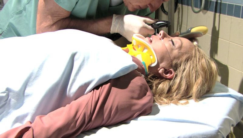 Nikki (Melody Thomas Scott) est emmenée aux urgences dans un état grave. Les Feux de l'Amour, épisode 8320 (28 octobre 2021, TF1)