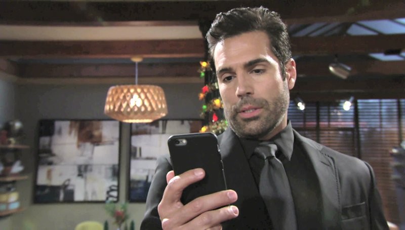 Rey (Jordi Vilasuso) a une piste qui pourrait lui permettre de boucler l'affaire... Les Feux de l'Amour, épisode 11591 (31 décembre 2018, CBS)
