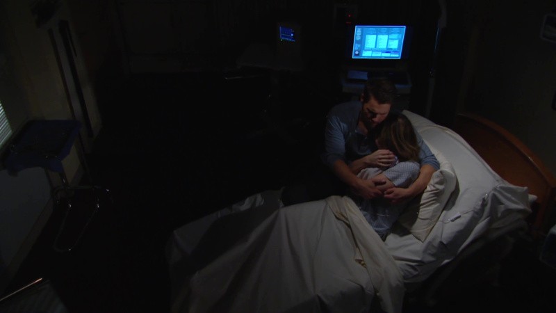 Le malheur frappe durement Hope (Annika Noelle) et Liam (Scott Clifton). Amour, Gloire et Beauté, épisode 8000 (2 avril 2020, FRANCE2)