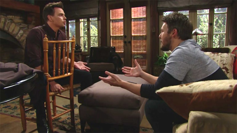 Wyatt (Darin Brooks) écoute les confidences de son frère. Amour, Gloire et Beauté, épisode 8041 (2 juin 2020, FRANCE2)