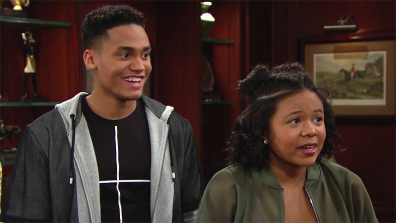 Xander (Adain Bradley)  et Tiffany (Maile Brady) ont une nouvelle incroyable pour Sally. Top Models, épisode 8055 (15 mai 2020, RTL9)