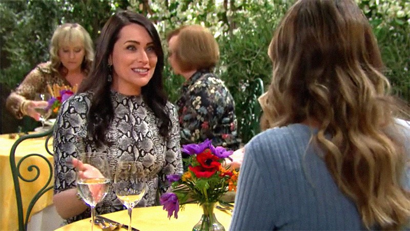 Quinn (Rena Sofer) est très heureuse de revoir Florence. Top Models, épisode 8056 (18 mai 2020, RTL9)