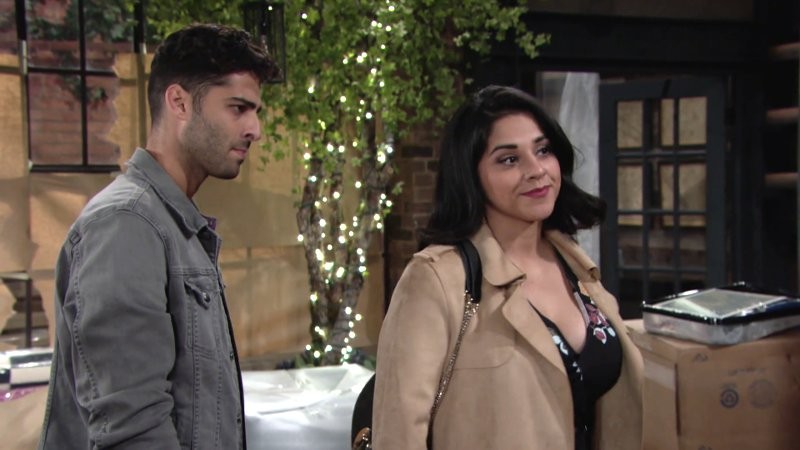Mia (Noemi Gonzalez) s'interpose entre Abby et Arturo. Les Feux de l'Amour, épisode 11664 (16 avril 2019, CBS)