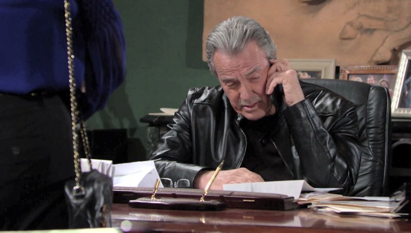 Victor (Eric Braeden) apprend la mort de Neil. Les Feux de l'Amour, épisode 8408 (9 février 2022, RTS)