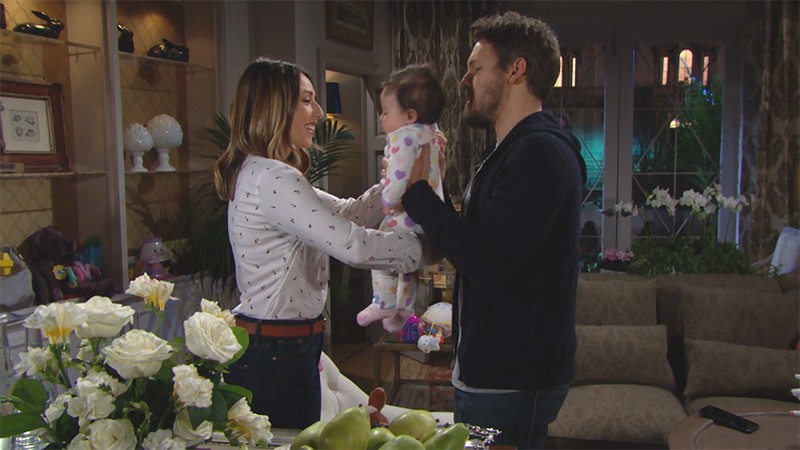 Amelia (Nicola Posener) est heureuse que Liam soit là pour ses filles. Top Models, épisode 8080 (19 juin 2020, RTL9)