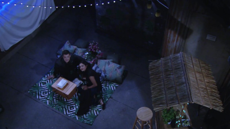 Lola (Sasha Calle) profite de sa soirée romantique avec Kyle. Les Feux de l'Amour, épisode 8414 (9 mars 2022, TF1)