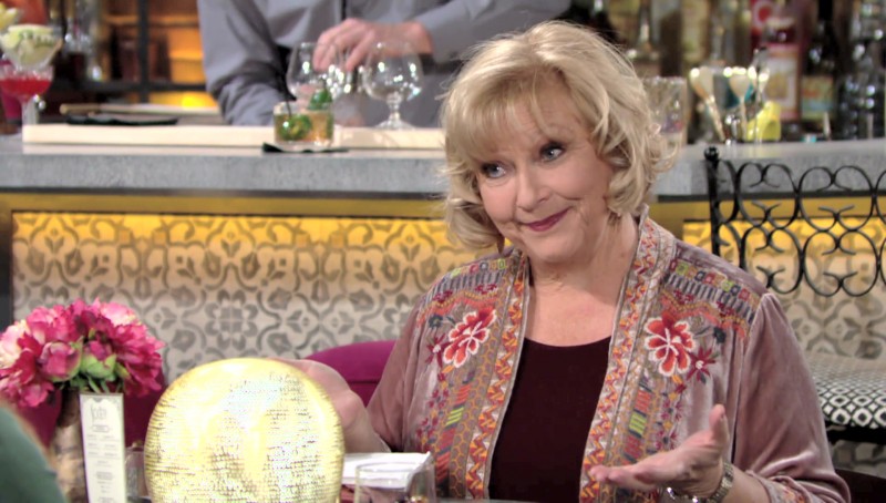 Traci (Beth Maitland) assure que le célibat lui convient. Les Feux de l'Amour, épisode 8423 (22 mars 2022, TF1)