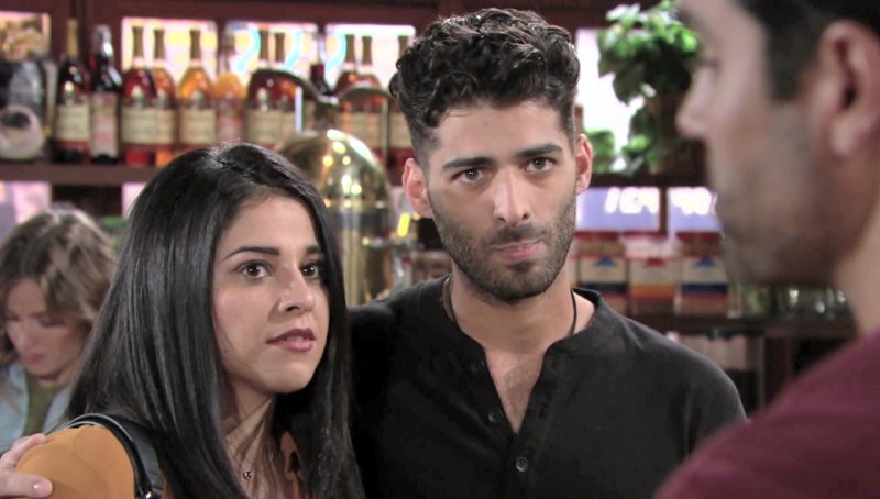 Arturo (Jason Canela) et Mia (Noemi Gonzalez) font leurs adieux. Les Feux de l'Amour, épisode 8426 (25 mars 2022, TF1)