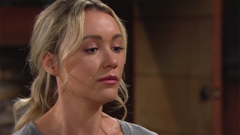 Florence (Katrina Bowden) présente ses excuses à Hope. Top Models, épisode 8157 (6 octobre 2020, RTL9)