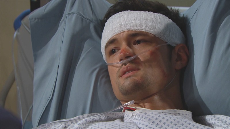 Une fois réveillé, Thomas (Matthew Atkinson) présente ses excuses à Hope. Amour, Gloire et Beauté, épisode 8168 (1 décembre 2020, FRANCE2)