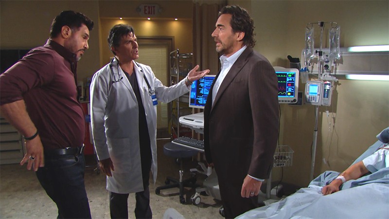 Le docteur Armstrong (Vincent Irizarry) interrompt une dispute entre Ridge et Bill. Amour, Gloire et Beauté/Top Models, épisode 8170 (4 septembre 2019, CBS)