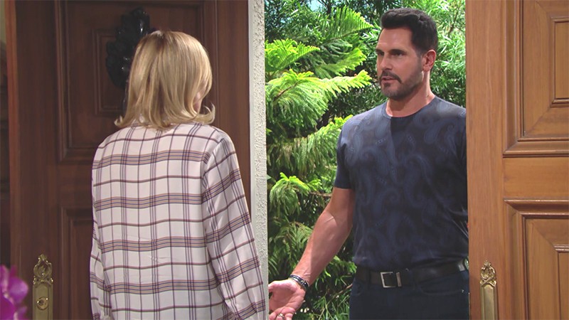 Bill (Don Diamont) profite que Brooke soit seule pour lui rendre visite. Top Models, épisode 8172 (27 octobre 2020, RTL9)