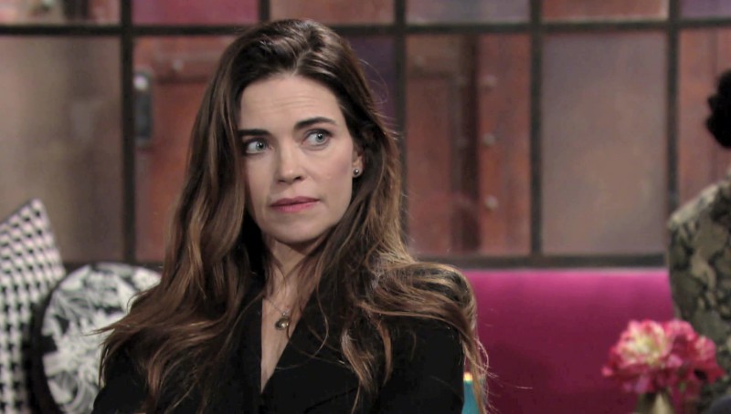 Victoria (Amelia Heinle) est prête à se battre pour ce qui lui revient. Les Feux de l'Amour, épisode 6117 (3 août 2022, RTBF)