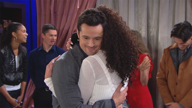 Thomas (Matthew Atkinson) organise une fête d'anniversaire pour Zoe (Kiara Barnes). Top Models, épisode 8270 (12 mars 2021, RTL9)