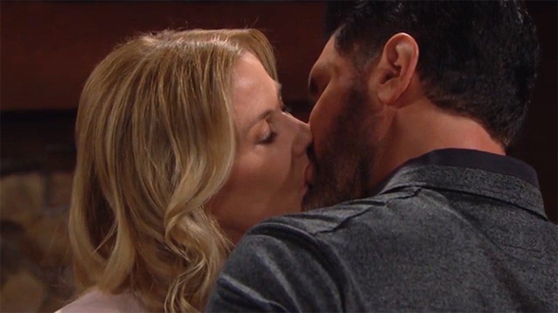 Bill (Don Diamont) montre à Brooke qu'il sera toujours là pour elle. Amour, Gloire et Beauté/Top Models, épisode 8288 (9 mars 2020, CBS)