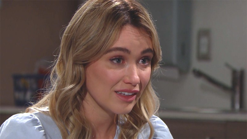 Flo (Katrina Bowden) s'entretient avec le docteur Escobar. Top Modèles, épisode 8307 (14 mai 2021, TVA)