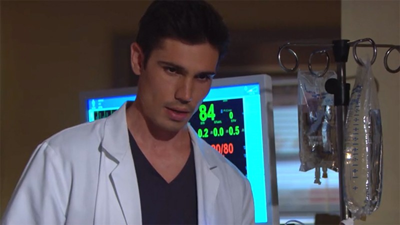 Le docteur Finnegan (Tanner Novlan) prescrit des antidouleurs à Steffy. Top Modèles, épisode 8324 (8 juin 2021, TVA)