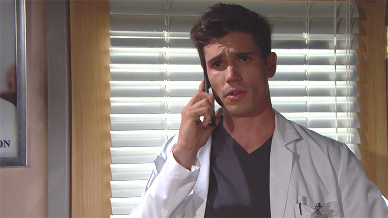 Le docteur Finnegan (Tanner Novlan) organise un rendez-vous avec Steffy. Amour, Gloire et Beauté, épisode 8338 (30 juillet 2021, FRANCE2)