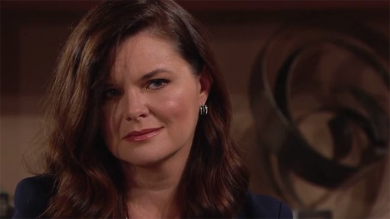 Katie (Heather Tom) écoute attentivement ce que Bill a à lui dire. Amour, Gloire et Beauté/Top Models, épisode 8356 (14 septembre 2020, CBS)
