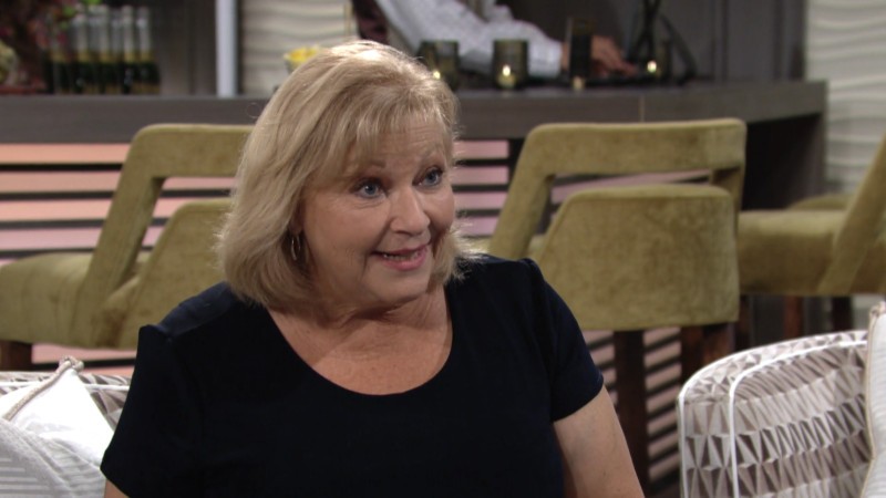 Traci (Beth Maitland) et Jack se replongent dans le passé de Dina. Les Feux de l'Amour, épisode 6275 (15 mars 2023, RTBF)