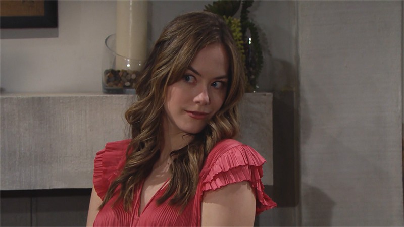 En voyant Steffy et Finn ensemble, Hope (Annika Noelle) a comme une intuition. Top Models, épisode 8360 (16 juillet 2021, RTL9)