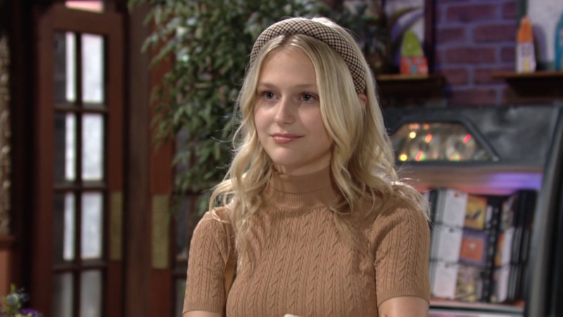 Faith (Alyvia Alyn Lind) a des inquiétudes concernant Sharon. Les Feux de l'Amour, épisode 6282 (24 mars 2023, RTBF)