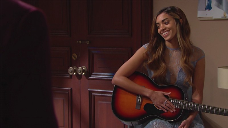 Zoe (Kiara Barnes) joue une chanson pour Zende. Top Models, épisode 8382 (17 août 2021, RTL9)