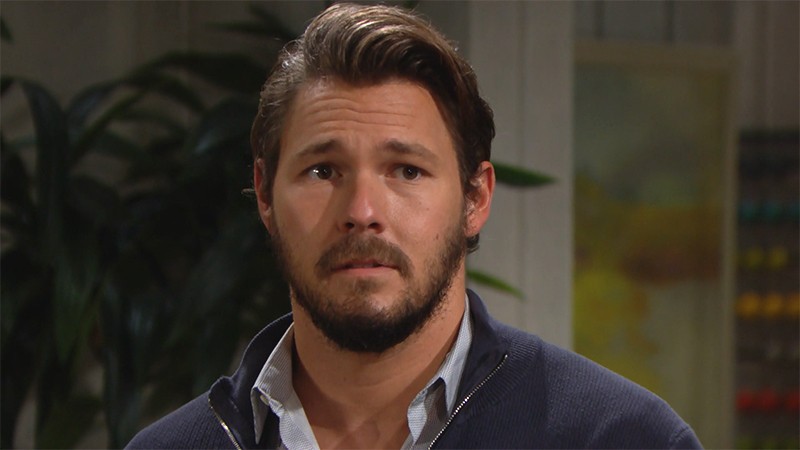 Liam (Scott Clifton) a quelque chose d'important à dire. Amour, Gloire et Beauté, épisode 8383 (1 octobre 2021, FRANCE2)