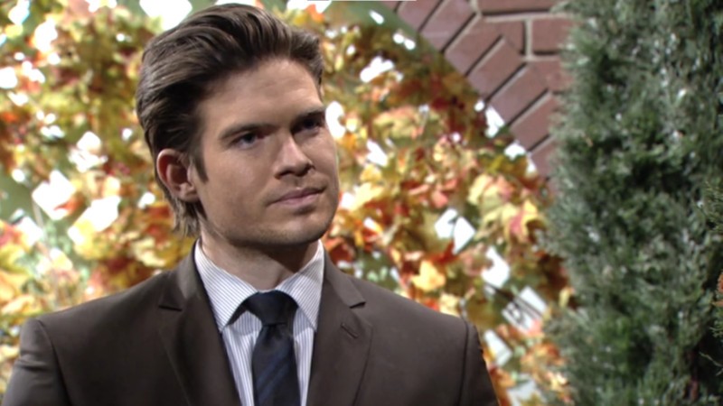 Theo (Tyler Johnson) participe à la réunion de la famille Abbott. Les Feux de l'Amour, épisode 8717 (18 avril 2023, RTS)