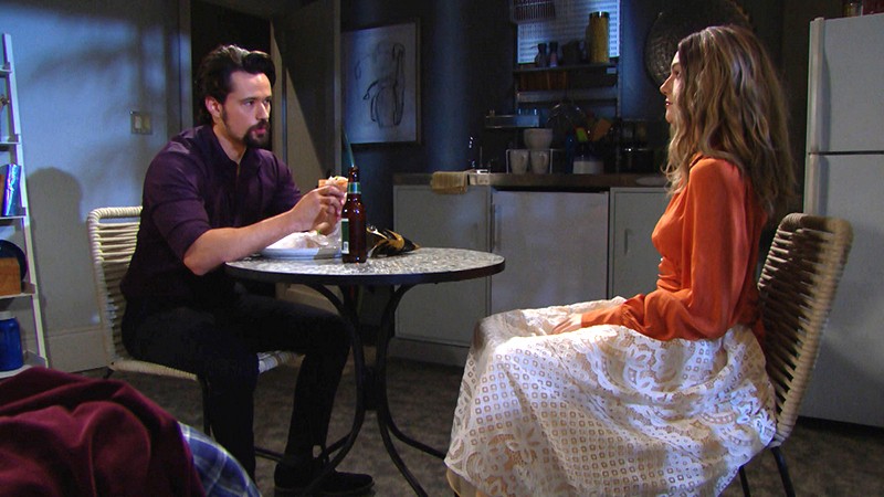 Cela fait du bien à Thomas (Matthew Atkinson) d'avoir un peu de compagnie... Amour, Gloire et Beauté/Top Models, épisode 8398 (11 novembre 2020, CBS)