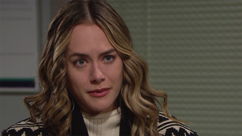 Hope (Annika Noelle) se confie à Finn. Amour, Gloire et Beauté/Top Models, épisode 8421 (16 décembre 2020, CBS)