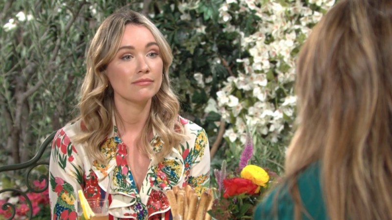 Flo (Katrina Bowden) a des tas de choses à raconter à Summer au sujet de Sally ! Les Feux de l'Amour, épisode 8773 (5 juillet 2023, RTS)