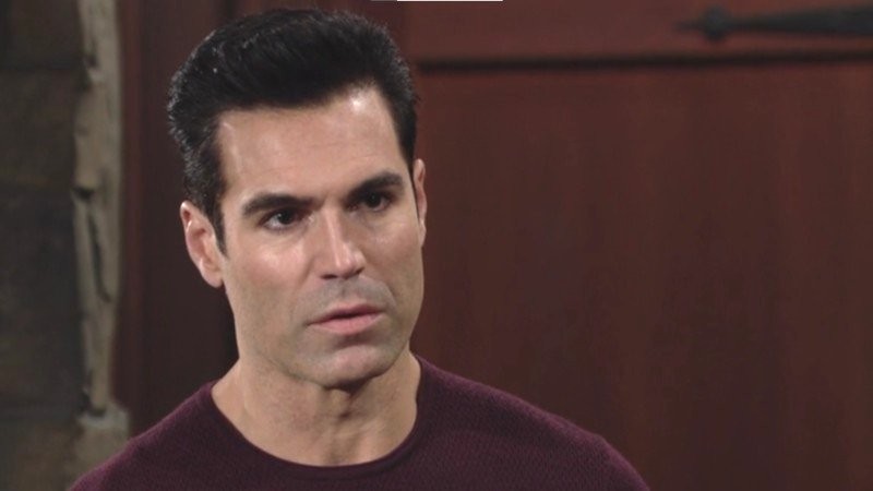 Rey (Jordi Vilasuso) a des doutes concernant Sharon et Adam. Les Feux de l'Amour, épisode 8786 (1 septembre 2023, TF1)