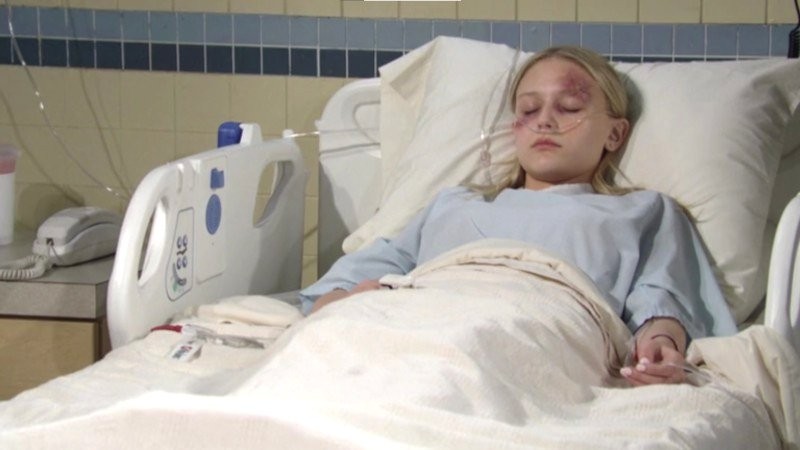 Faith (Alyvia Alyn Lind) est hospitalisée après un grave accident. Les Feux de l'Amour, épisode 6403 (5 octobre 2023, RTBF)