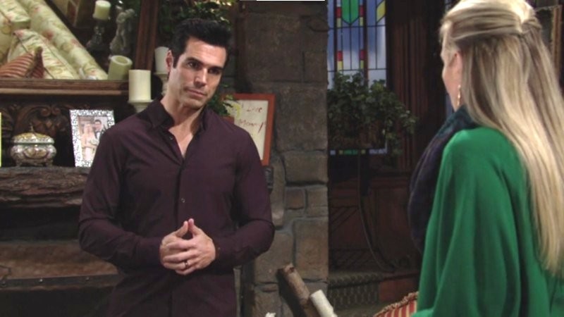 Rey (Jordi Vilasuso) remarque l'attitude étrange de Sharon. Les Feux de l'Amour, épisode 6409 (13 octobre 2023, RTBF)