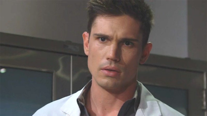 Finn (Tanner Novlan) a une mauvaise surprise au travail. Amour, Gloire et Beauté/Top Models, épisode 8491 (8 avril 2021, CBS)